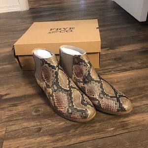 NWT Frye Mila Chelsea animal/snake print booties sz 7.5 NIB